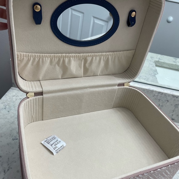 NWT Vince Camuto makeup storage case - Picture 2 of 8